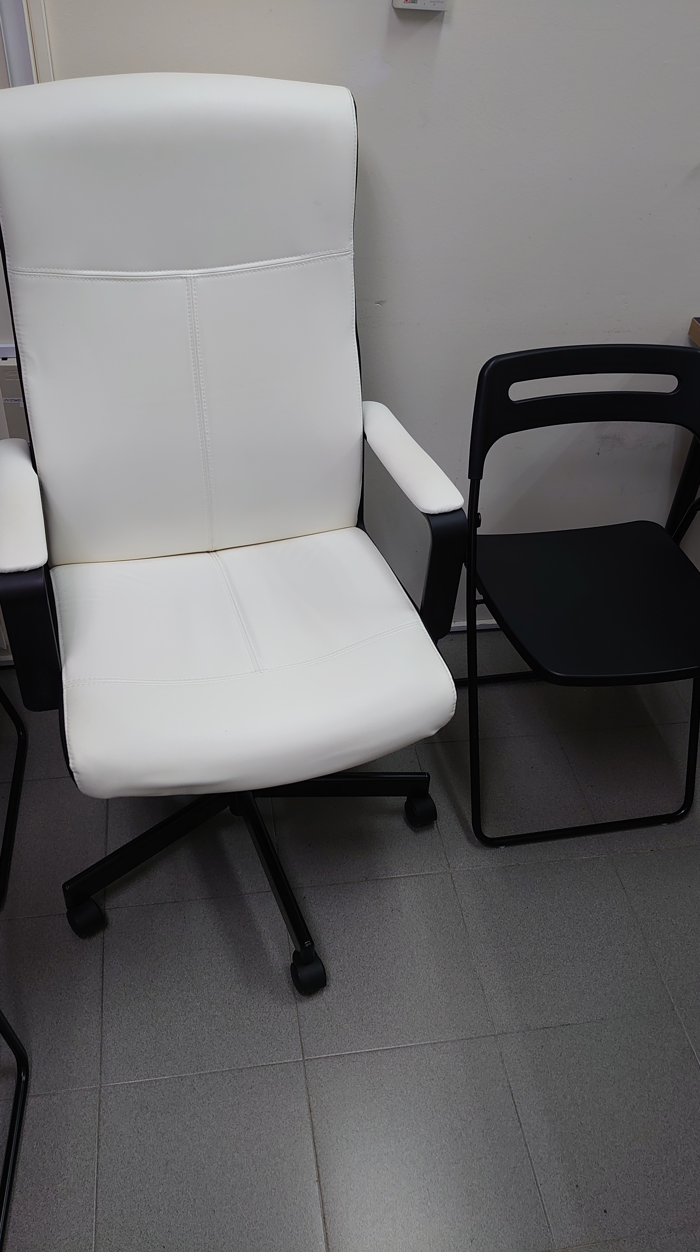 Change of student chairs – Tsubasa Language Services